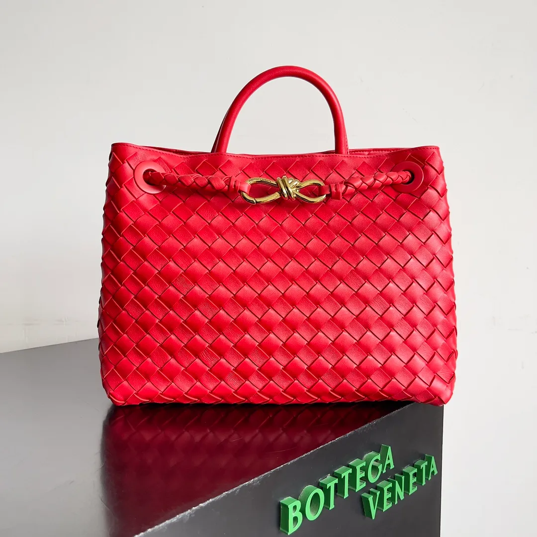 The 2023 new Andiamo batch of 2260 BV has been shipped‼ ️Really popular🔥The new Andiamo woven handbag launched by Bottega Veneta this season is really popular all over the world! ! Celebrities at home and abroad have worn it, and Oscar-winning actress Michelle Yeoh has taken it out on the street. Song Jia, Trai Yara, Yu Feihong, Sanji Ayaka, Rosie Hunting-Whiteley, Yoshioka Riho, etc. have all picked up this bag. It is classic and versatile, showing off its temperament, and the bag capacity is also large, which is very convenient for daily commuting! ! A variety of carrying methods, the shoulder straps can be adjusted by yourself, the original lambskin feels soft and delicate, and the unisex style breaks the gender boundaries and brings a more practical and long-lasting use experience. Andiamo, which has both elegant and casual styles, perfectly interprets the true appearance of "fashionable old money style". Style number: 743572 Size: 32*24*12
